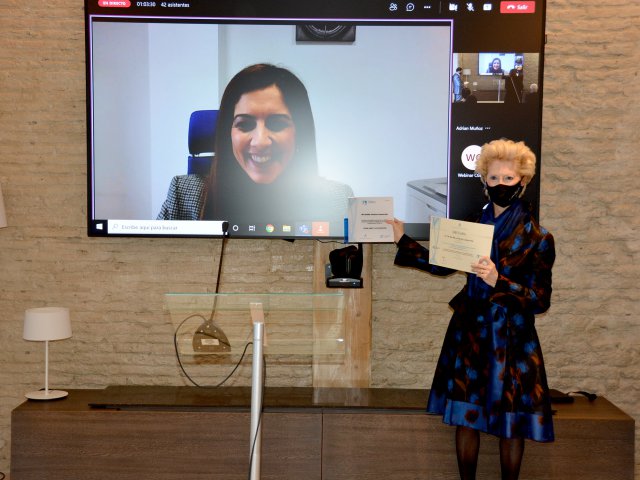 Pilar Fernández, vicepresidenta I del CGE entrega el premio de forma virtual a M.ª del Mar Jiménez, ámbito sociosanitario